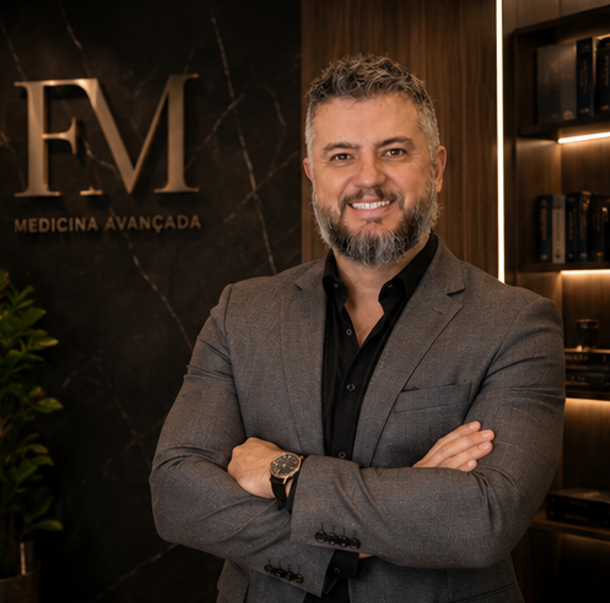 Dr. Frederico Mendonça em seu consultório